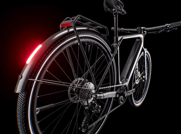 Die Commute Version des Conway Nyvon ist für Pendler und Citybiker gemacht. Für die Sicherheit im Stadtverkehr ist es mit einigen Extras wie einem Rücklicht und Schutzblechen ausgestattet.