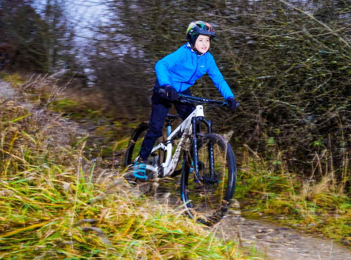 Wir haben das Neuron Young Hero bereits mehrere Wochen lang testen können. Im Bikepark. Bei Alltagsfahrten. Und auf Tour. Erstaunlich, wie breit der Einsatzbereich ist. Wobei sich schnell herauskristallisierte, dass das Bike vor allem dann sein Spaßpotenzial entfaltet, wenn die Hangabtriebskraft für Tempo sorgt und nicht die Beinkraft. Was aber nicht nur am Gewicht von knapp 14 Kilo inklusive Pedalen liegt. Sondern auch an der kompakten Geometrie, die mehr aufs Runterfahren als auf stundenlanges Kurbeln ausgelegt ist.