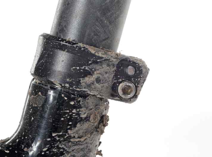   Schraubklemmung statt Schnellspanner kennt man von Racefullys. Aber eine doppelte Klemmung ist wirklich lästig, weil unnötig.
