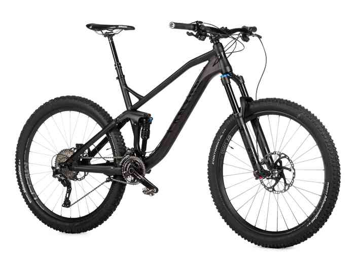Zum Vergleich: Das Canyon Spectral 7.0 aus dem All Mountain Test 2017 kostete 2799 Euro und wog fahrfertig 13,5 Kilo. Damit war es satte 500 Euro günstiger und 2,3 Kilo leichter, als das aktuelle Modell. Canyon setzte damals noch auf 27,5 Zoll kleine Laufräder, eine Fox 34 Gabel und einen Dämpfer ohne Ausgleichbehälter, gönnte dem günstigen Spectral aber eine volle Shimano XT Ausstattung.