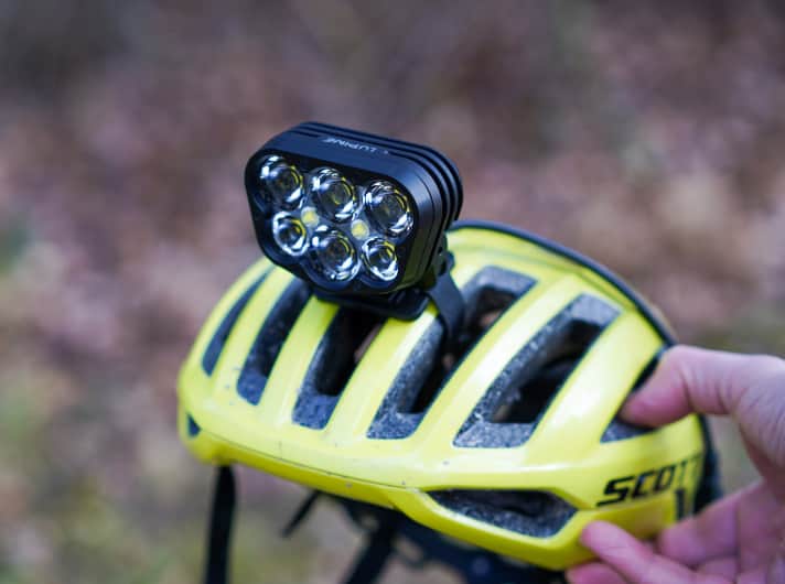   Aus gesetzlichen Gründen darf die Alpha in Deutschland nur mit Helmhalter verkauft werden, was bei einer so schweren Lampe aber alles andere als funktionell ist. Die Lenkerschelle der internationalen Version gibt es zum Glück einzeln nachzukaufen.