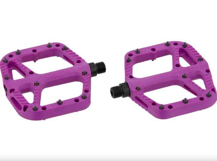 Gut und günstig: Das OneUp Flat Pedal Comp gibt es in sechs verschiedenen Farben für gerade mal 49,50 Euro.