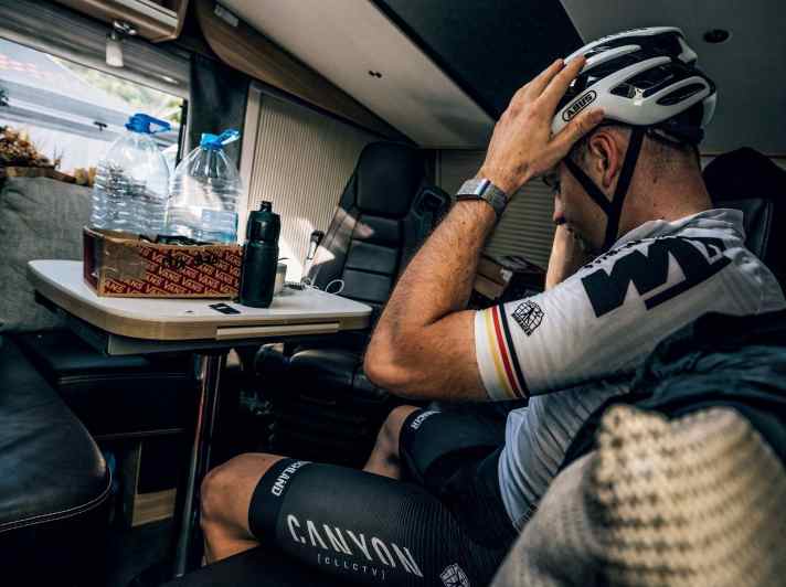 Rückzugsgebiet: Luca im Camper seines Canyon-Teams. Der Student und Bike-Profi macht sich gerne Gedanken.