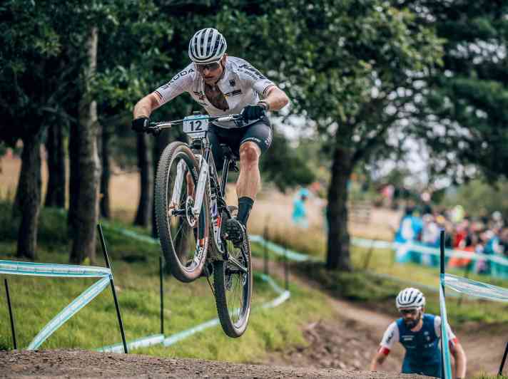 Luca Schwarzbauer gilt als kompletter Biker. Stark bergauf, technisch versiert – auch wenn es auf dem WM-Parcours ungewohnterweise über einen Kicker ging.