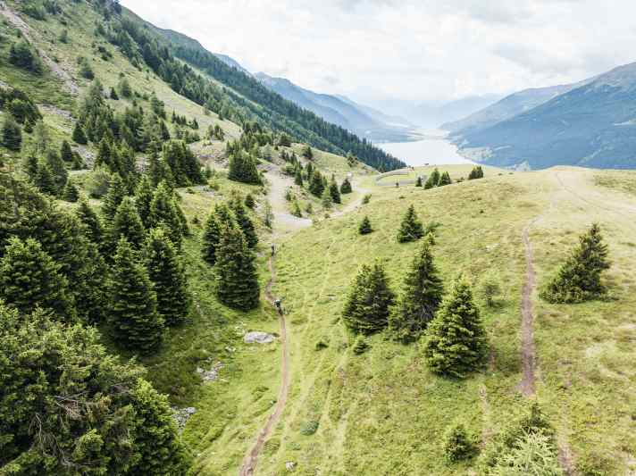 Immer wieder gab es bei der Maxxis BIKE Transalp Singletrails, soweit das Auge reichte.