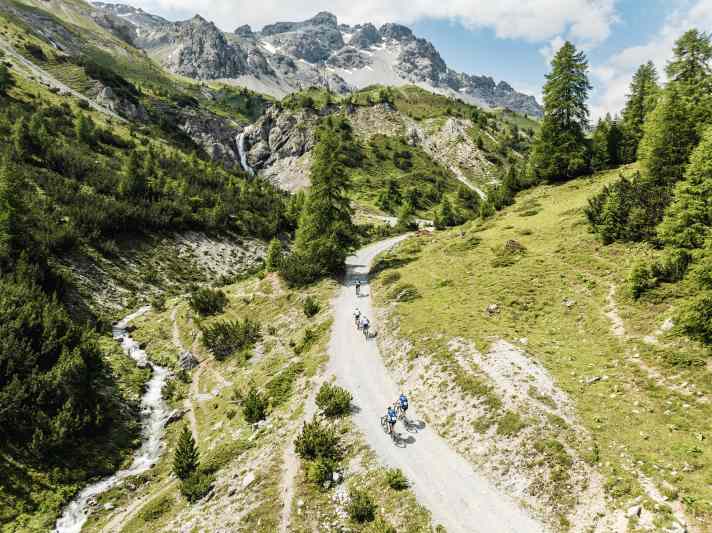 In den Alpen schlummern tolle Orte und sagenhafte Natur. Der Weg dorthin? Meist lang und steil, aber es lohnt sich!