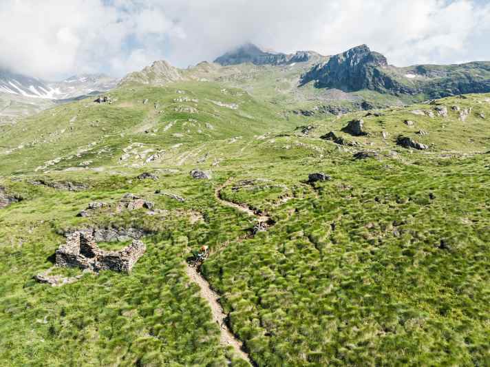 Auf Etappe 5 geht’s vom Passo Gavia 600 Höhenmeter bergab. Nichts, um die Beine baumeln zu lassen. Die Abfahrt ist steil und technisch, am Ende schieben auch manche Profis.