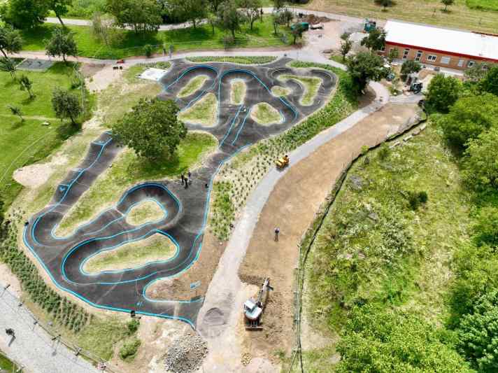 Über 300 Meter lang und im schönen Albtal gelegen: der Pumptrack von Ettlingen.