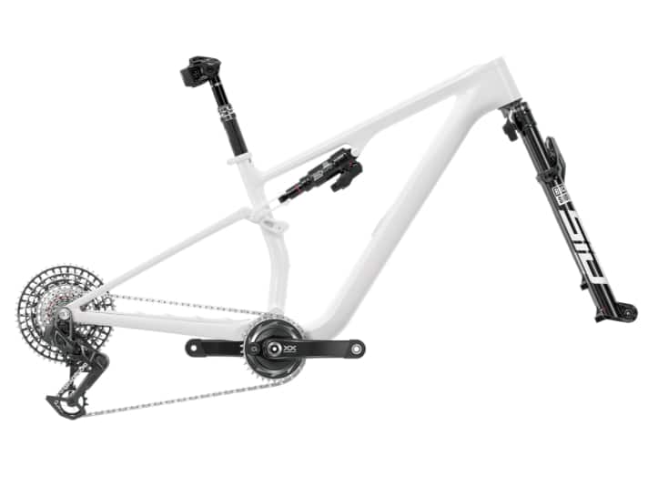 Rockshox präsentiert das neue Flight Attendant für XC-Bikes als smartes System. Gabel und Dämpfer kommunizieren drahtlos mit Schaltwerk und Powermeter aus dem Sram-AXS-Kosmos.