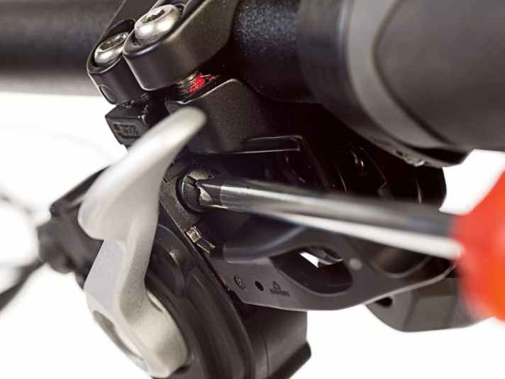 Bei Shimano-Schalthebeln öffnen 
Sie die Schraube zwischen den beiden Hebeln. Dort lässt sich der alte 
Schaltzug einfach aus- und der neue einfädeln. Achtung: Auch hier muss sich der Schalthebel im schwersten 
Gang befinden, er muss aber nicht vom Lenker demontiert werden.