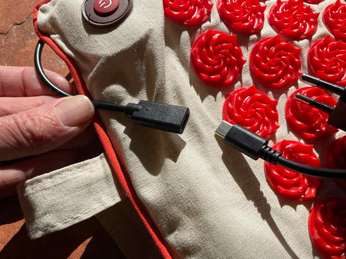 USB-Anschluss und Netzteil mit Kabel für den Vibrationsmaschinenantrieb