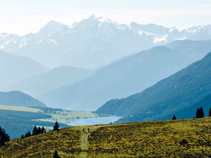 Von Nauders könnte man ganz einfach auf der Straße ins Val Müstair rüberrollen. Schöner ist aber der Umweg über die Plamort-Höhe.