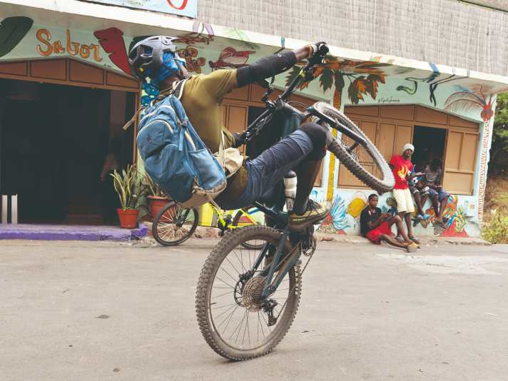 Nach zwei Jahren schon im Wheelie durchs Dorf: Adelson ist auf Santiago der bekannteste Bikeguide.