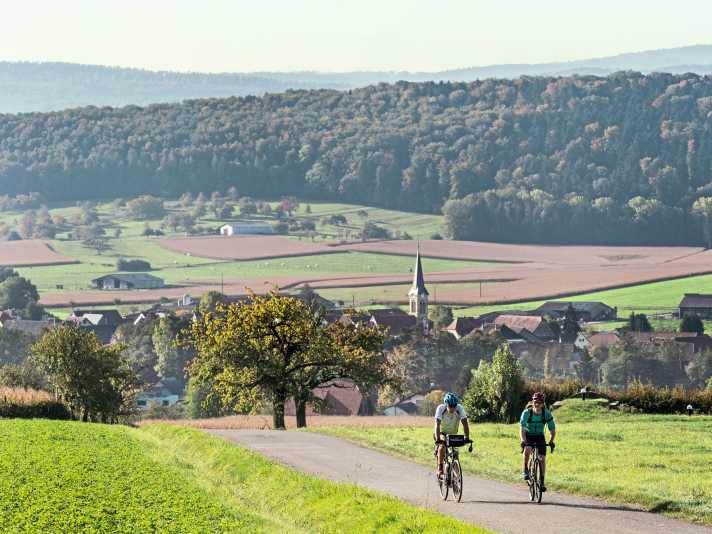 Wellenreiten! In den Hügeln des Sundgau im Dreiländereck Frankreich-Schweiz-Deutschland, liegen lauschige kleine Dörfer.