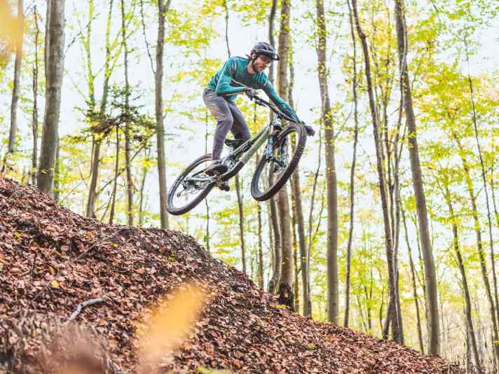 BIKE-Testchef Peter Nilges testet das Yeti SB140.