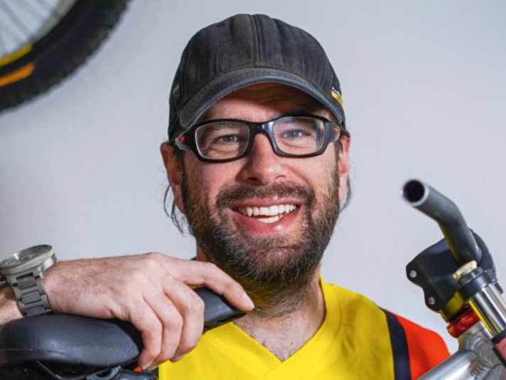 Sascha, Ikonensammler: 
Die Szene der Sammler wächst ständig, doch die ganz begehrten Stücke sind längst in festen Händen. Nur selten wechselt eine Ikone den Besitzer, so wie das <a href="https://www.bike-magazin.de/magazin/hintergruende/mythos-yeti-c-26-jungfernfahrt-mit-einer-30-jahre-alten-mtb-ikone/" target="_blank" rel="noopener noreferrer">YETI C26</a>, für das der Käufer 15000 Dollar hinblätterte. Im Gegensatz zum Gros der Sammler hat sich Sascha auf Downhill-Bikes spezialisiert. Die aufzutreiben ist schwer, denn viele Ikonen wurden bei Rennen verheizt.