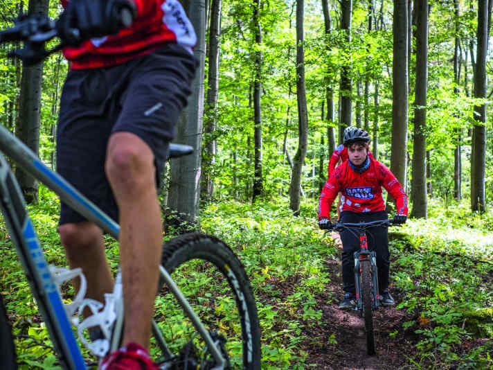 Freispiel: Für Samuel und die anderen Team-Fahrer schaffen die legalen Trails entspannte Trainingsbedingungen.