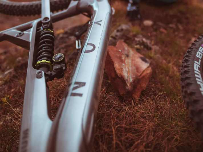 Der Vollcarbon-Rahmen wird in Portugal gefertigt, in Österreich und Deutschland zusammengesetzt. Hier das Bike von Nox Markenbotschafter Timo Pritzel.