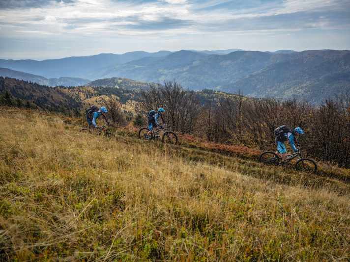 Alles legal: Anders als im Schwarzwald können sich Biker in den Vogesen nach Lust und Laune austoben. Seite 102 