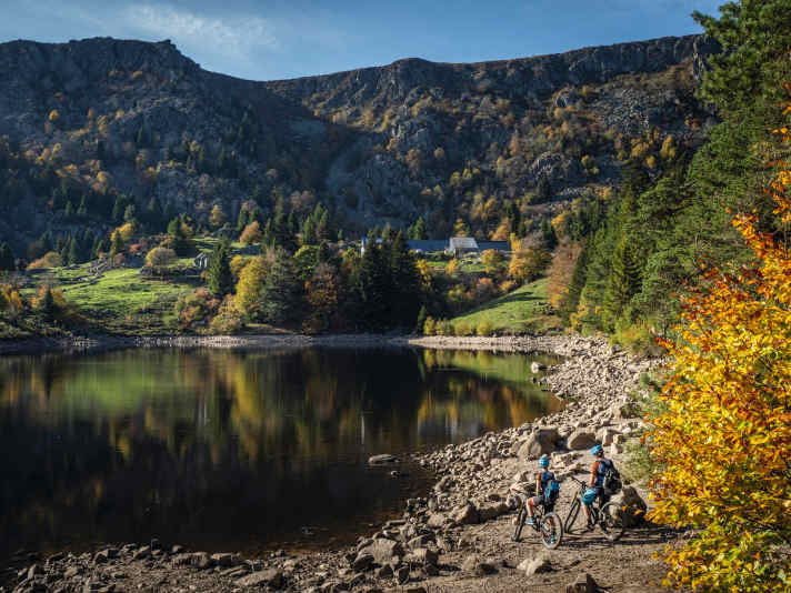 Der Lac du Forlet ist der höchstgelegene See in den Vogesen. Für Trail-Biker geht’s von hier aus aber noch mal ordentlich hoch.