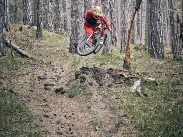 Merk dir drei Dinge: 1. Die Beine geben den Impuls: Das äußere Knie drückt gegen den Rahmen. Folge: Das Bike kippt in die Schräge. 2. Die Arme führen die Bewegung. Der Lenkeinschlag verstärkt das Kippen. 3. Der Pilot bleibt aufrecht.
