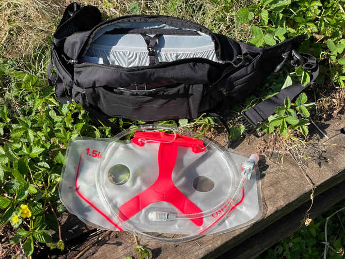 Die Osprey Raptor 4 Bike-Hipbag mit ihrer Trinkblase - die ist aber gefüllt viel zu groß.