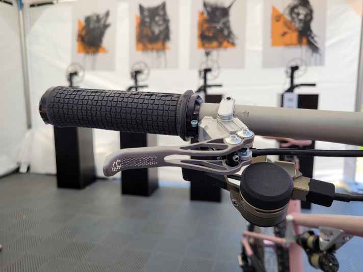 Der 3D gedruckte Hebel wird von einem Laserstrahl in Form gebracht.