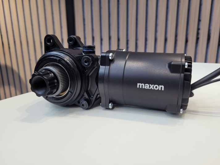 Besonderheit des Maxon Bikedrive Air S: Der rechte Teil des länglichen Motors verschwindet unsichtbar im Unterrohr des Bikes.