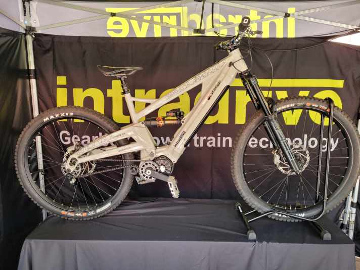 Auf der Eurobike gab es auch ein Orange E-MTB mit Intradrive GD8 zu bestaunen, das serienmäßig normalerweise auch mit Shimano-Motor kommt.