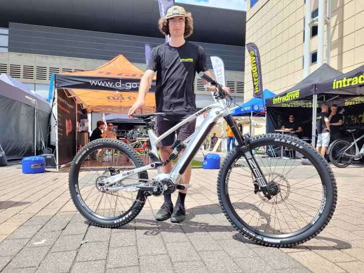 Geschickt eingefädelt: Ein Alutech Fanes E-Enduro mit Intradrive GD8 Motor. Der Rahmen wurde ursprünglich für einen Shimano EP8 entwickelt.