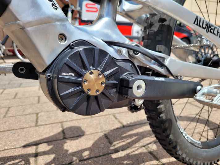 Von der Seite wirkt die Intradrive GD8 kaum größer als ein Shimano EP8. Die Anschraubpunkte sind identisch.