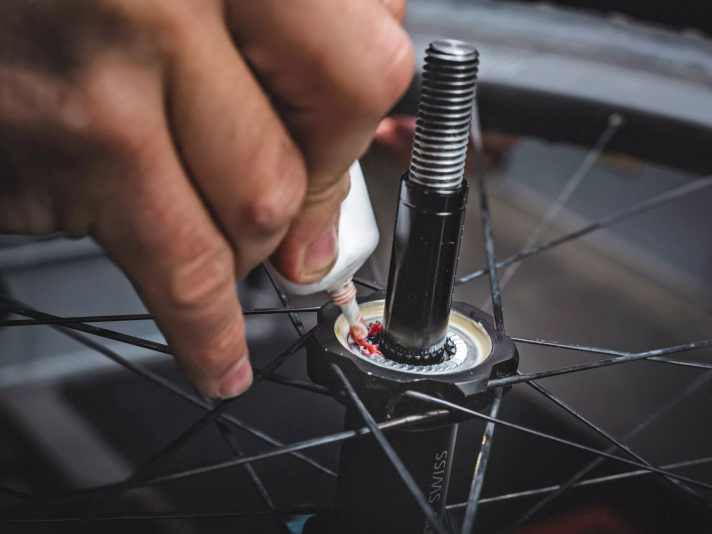 Feinarbeit: Mountainbike-Komponenten erfordern oft eine ruhige Hand und viel Fachwissen – da kann leider auch mal was danebengehen