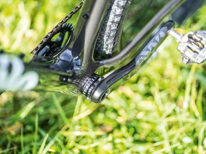 Cervelo verbaut ab Werk die maximal mögliche Reifenbreite von 2,4 Zoll. Top: Das Tretlager ist geschraubt und nicht verpresst. 