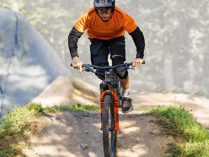 Wichtig beim Shoulder-Buzz: Du klappst das Bike genau wieder so dynamisch zurück, wie Du es eingeklappt hast.
