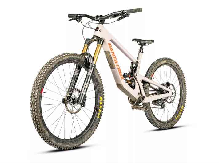 Adieu kleines Vorderrad – ab sofort stattet Santa Cruz seine Bikes nur mit 29 Zoll oder Mullet-Bereifung aus. Nomad 6: ab 5800 Euro (15,8 kg laut Hersteller).