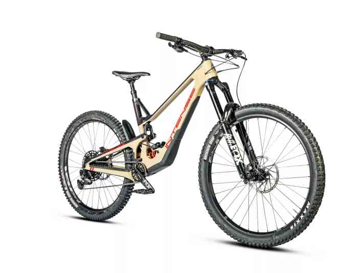 Intense Bikes gibt’s nun über Direktvertrieb und damit halbwegs erschwinglich. Im Rahmen den Intense Tracer 279 Expert versteckt sich ein Staufach für Tool und Schlauch.