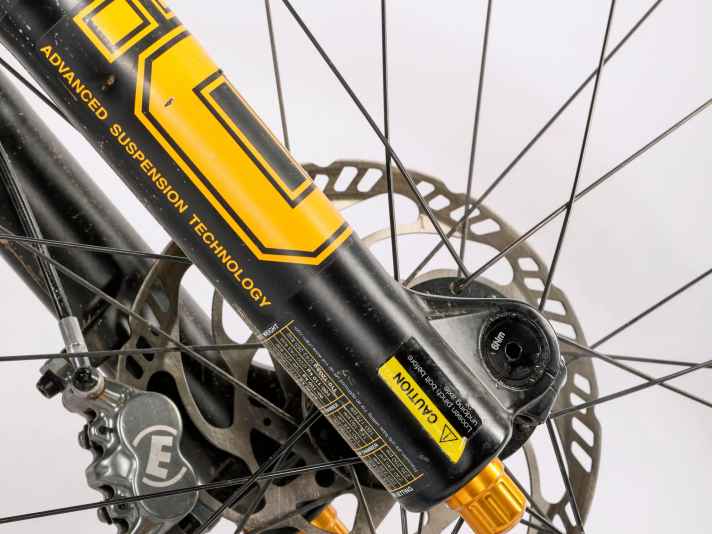 Dampfhammer: Die Öhlins-Gabel mit zwei Luftkammern erzeugt viel Fahrkomfort. Wir fuhren die Gabel softer als empfohlen. 94 statt 110 psi. So harmonierte sie besser mit dem soften Heck.