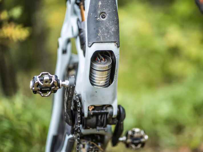 Und Tschüss! Die Motorabdeckung 
war nach einer heftigen Abfahrt in Bozen weg. Bei einem Bike dieser Preisklasse doppelt ärgerlich.