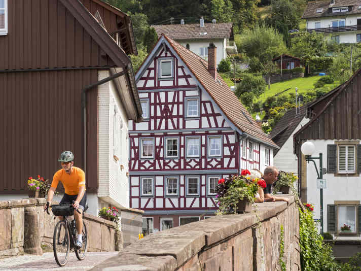 Im pittoresken Alpirsbach führt eine steinerne Brücke über das Flüsschen Kinzig, das dem gesamten Tal seinen Namen gibt.