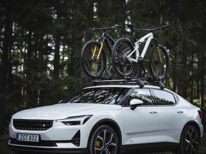 In den matten Metallic-Farben Snow und Space gibt es das Sonderbike passend zu den Polestar Modellen. Das Fahrwerk wurde passend in Schwedengold lackiert.