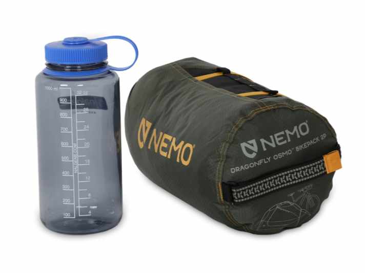 Das ist mal ein kleines Zelt! Das Nemo Dragonfly nimmt auf Bikepacking-Tour kaum Platz weg.
