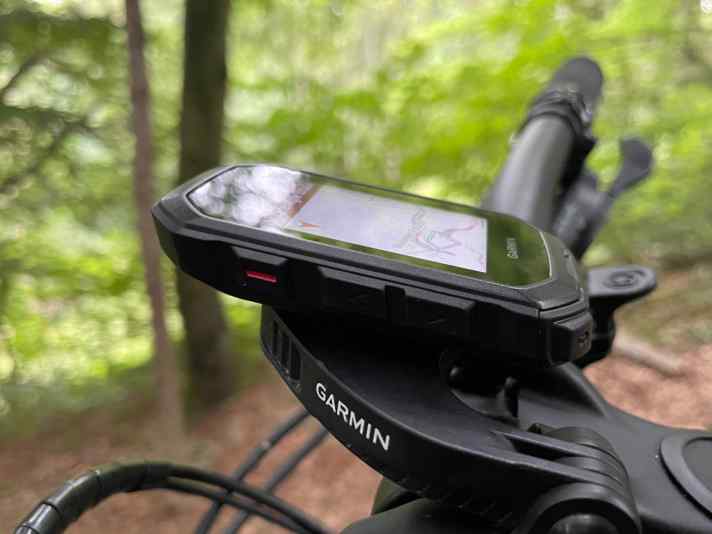Das kleine Navi wird auf der wuchtigen Halterung fast verloren.