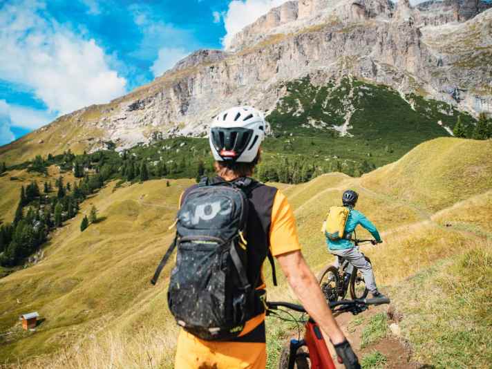 Bereit für lange Touren: Wer seinen Akku sparsam nutzt, schafft es weit über die Baumgrenze. Hier in Canazei in den Dolomiten.  