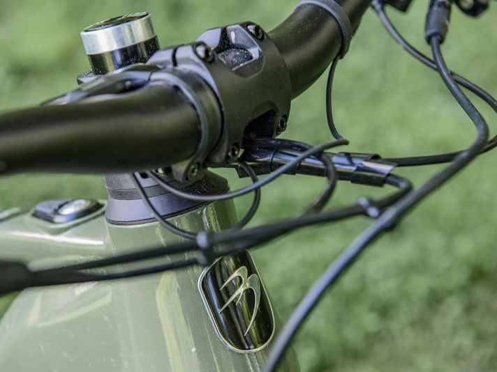 Fünf von acht Bikes lassen Schaltzüge und Bremskabel durch den Steuersatz in den Rahmen laufen. Nicht bei allen führt das zu einer aufgeräumten Optik. Giant, Radon und YT haben einen klassischen Eingang in den Rahmen – die wartungsfreundli­chere Alternative.