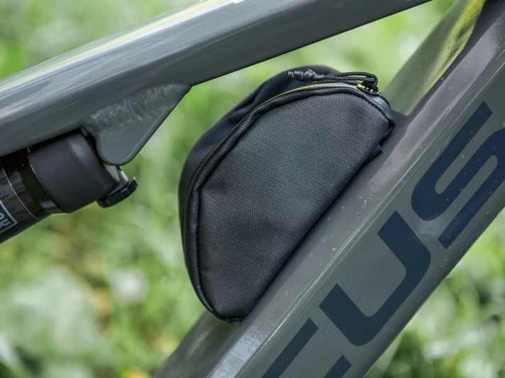  In der Tasche auf dem Unterrohr finden Ersatzschlauch und Werkzeug Platz.