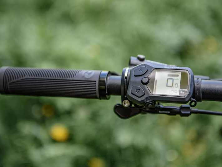 Das günstige Shimano-Display 
kann weder in Sachen Ergonomie, 
noch bei der Ablesbarkeit mit den klassischen Steps-Kombis mithalten. Außerdem 
fehlt die Bluetooth-Funktion. U-Stufen-Tuning unmöglich.