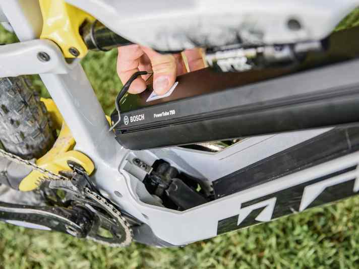 Die Entnahme des Akkus nach oben ist Millimeterarbeit und etwas hakelig. Gut: Die Batterie ist nicht dem Dreckbeschuss ausgesetzt. Schlecht: starkes Klappern, denn der Akku wird nicht gut fixiert.