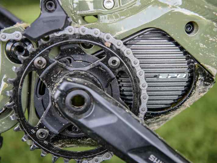 Shimanos EP8 (85 Nm, 2,63 kg) ist das Leichtgewicht unter den klassischen Motoren. Die Kraft bei niedrigen Kadenzen ist sehr gut, doch die maximale Power fällt im Vergleich zu Bosch etwas ab. Im direkten Vergleich ist das spürbar. Das Fahrgefühl ist natürlich und harmonisch, aber weniger spritzig als bei Bosch und Giant.
