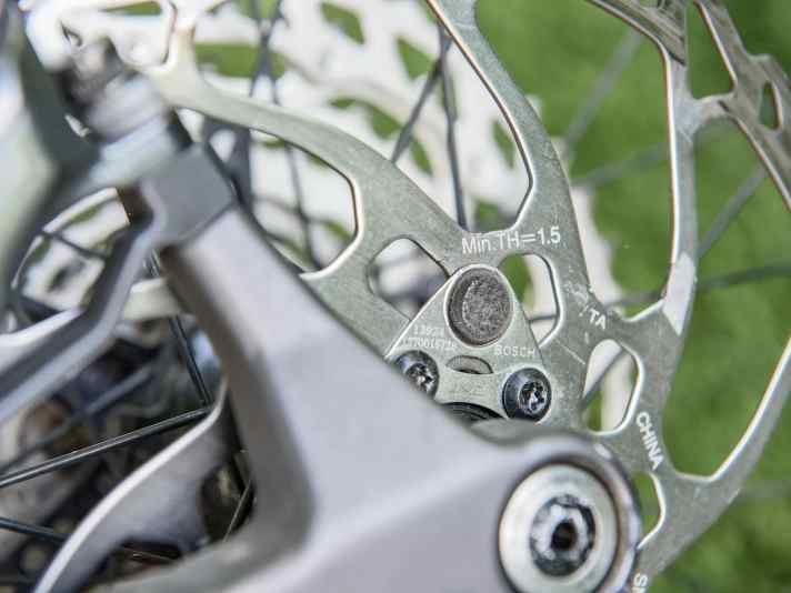 Das Vorgängermodell hatte noch einen Speichenmagneten, jetzt setzt das Render auf eine schick integrierte Lösung.