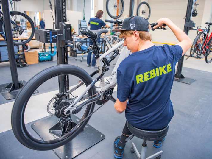 Profi-Kontrolle und Austausch von fragwürdigen Teilen. Das macht die Rebike-Räder fast neuwertig.